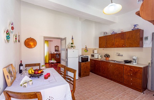 Gennadi House | 2BD Traditional Mediterranean Family House 10min from the beach