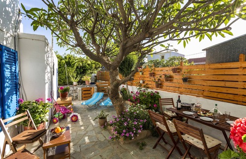 Gennadi House | 2BD Traditional Mediterranean Family House 10min from the beach