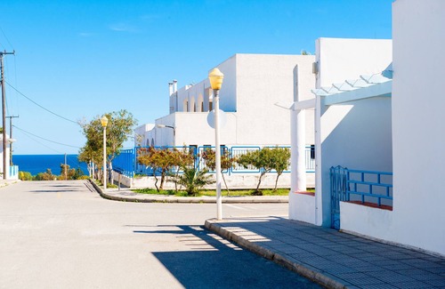 Gennadi House | 2BD Traditional Mediterranean Family House 10min from the beach