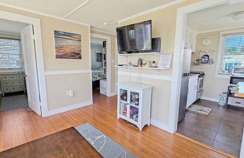 Wellfleet Condo | 2BD Waterfront Cottage at Mayo Beach-Private Association Beach, Walk to Town Pier