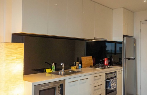 Southbank Apartment | 2BD with City Views! Pool, Gym, Tennis Court
