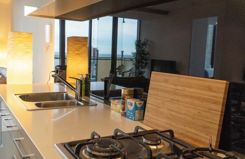 Southbank Apartment | 2BD with City Views! Pool, Gym, Tennis Court