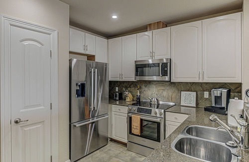 Horseshoe Bay Condo | 2BDR Condo for 4 with Pool, Hot Tub & View of Marina!