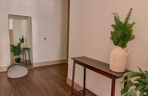 Downtown Apartment | 2BDR&Parking 5-10min to Santa Monica Pier