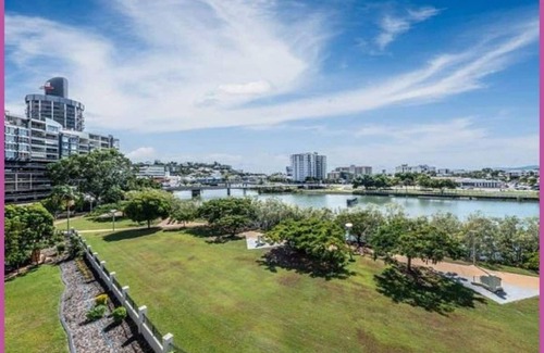 Townsville Apartment | 2bdr Stadium views - modern riverside apt