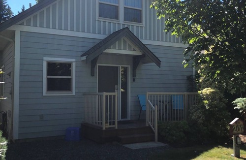 Regional District of Nanaimo Cottage | 2bdrm 2bath Cottage w/indoor pool 5 min from beach
