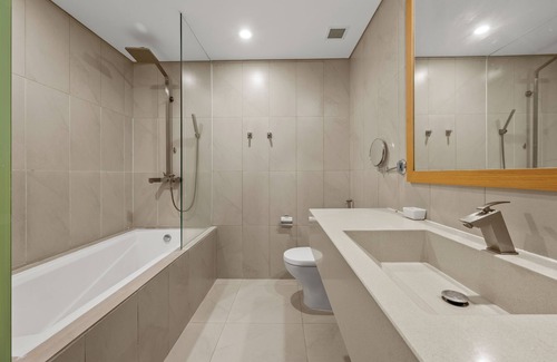 Son Tra Apartment | 2bdrm beachfront apartment in Đà Nẵng with AC, fitness room, outdoor pool