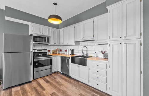 Cape Girardeau Apartment | 2Bdrm Stay in Downtown Cape, Walkable, Laundry
