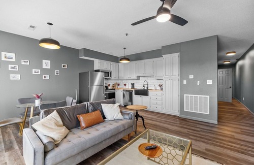 Cape Girardeau Apartment | 2Bdrm Stay in Downtown Cape, Walkable, Laundry