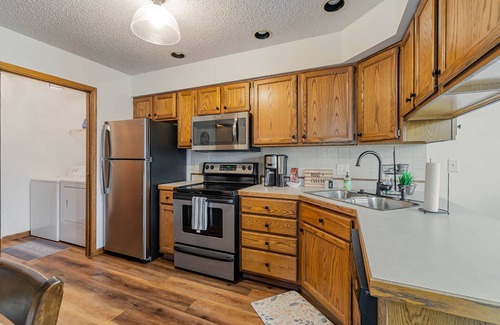 Saginaw Condo | 2bed 1 1/2 bath plus office with Futon, nice area of Saginaw! Sleep up to 6 ppl