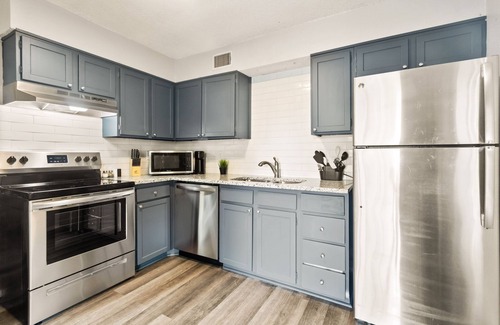 Central Arlington Apartment | 2bed/1bath apt w/full kitchen - central location!
