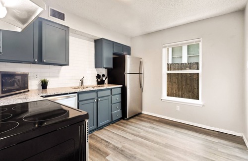 Central Arlington Apartment | 2bed/1bath apt w/full kitchen - central location!
