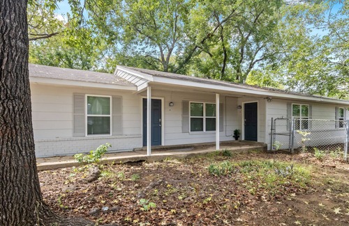 Central Arlington Apartment | 2bed/1bath apt w/full kitchen - central location!