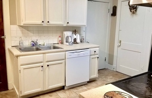 Independence House | 2Bed/1Bath ~ First Floor House, 7 min. Downtown