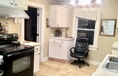 Independence House | 2Bed/1Bath ~ First Floor House, 7 min. Downtown