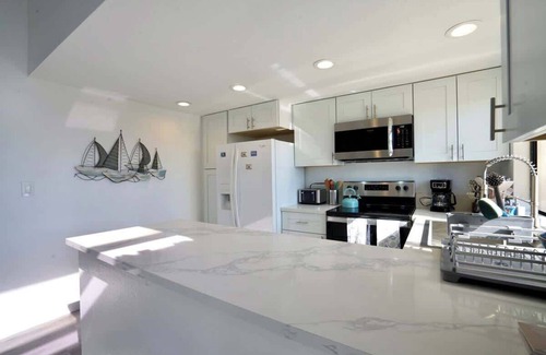 Crown Point Apartment | 2Bed 2Bath APT walking distance to BEACH and BAY in PB