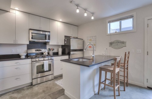 Ballard House | 2bed-2bath Ballard Courtyard Apartment Walk to Old Ballard! Restaurants nearby!
