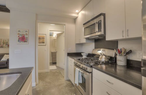 Ballard House | 2bed-2bath Ballard Courtyard Apartment Walk to Old Ballard! Restaurants nearby!