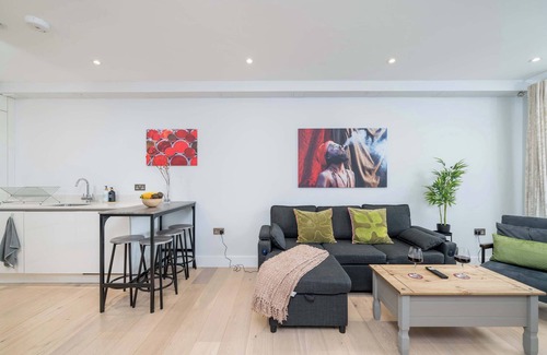 West Hendon Apartment | 2Bed 2Bath @ Hendon - 3 min to Train - 65 Inch TV