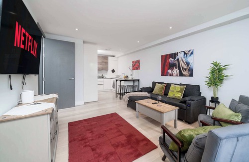 West Hendon Apartment | 2Bed 2Bath @ Hendon - 3 min to Train - 65 Inch TV