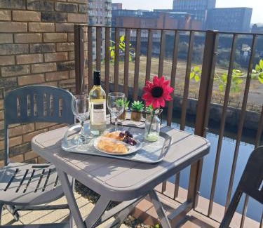 Salford Apartment | 2Bed 2Bath Private Balcony, Superior Waterfront View Apt, Parking FREE WiFi 10mins Media City, Salford Quays, Old Trafford, City Centre