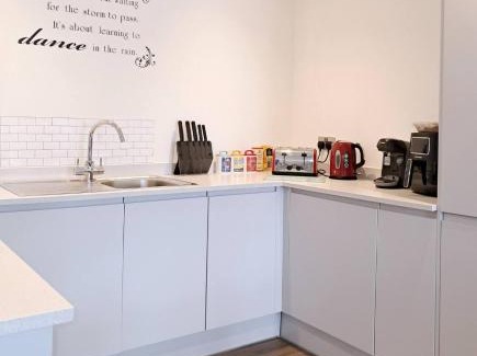 Salford Apartment | 2Bed 2Bath Private Balcony, Superior Waterfront View Apt, Parking FREE WiFi 10mins Media City, Salford Quays, Old Trafford, City Centre