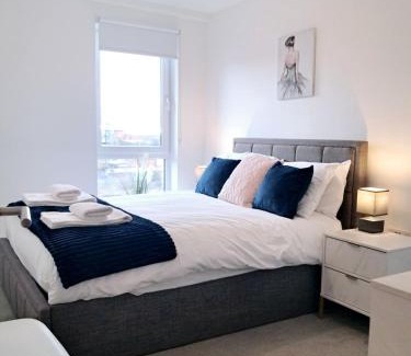 Salford Apartment | 2Bed 2Bath Private Balcony, Superior Waterfront View Apt, Parking FREE WiFi 10mins Media City, Salford Quays, Old Trafford, City Centre