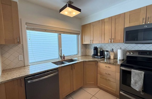 Old Strathcona House | 2Bed Bright & Stylish Ritchie Urban Retreat