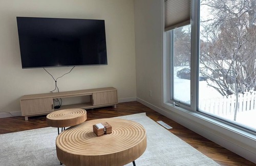 Old Strathcona House | 2Bed Bright & Stylish Ritchie Urban Retreat