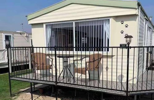 Mablethorpe and Sutton Ski Chalet | 2Bed Caravan Sleeps 6- Beach Access, Pets, Parking