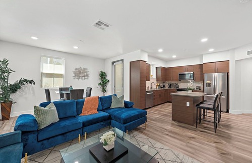 Southeast Anaheim Apartment | 2Bedroom 2Bath Beauty Steps Away from Disneyland. Comes with Pool, Jacuzzi & Gym