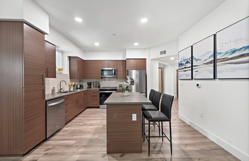 Southeast Anaheim Apartment | 2Bedroom 2Bath Beauty Steps Away from Disneyland. Comes with Pool, Jacuzzi & Gym