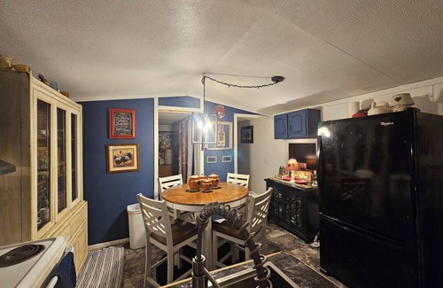 Summit House | 2bedroom mobile home in peaceful Ironton with AC has front door back door camera