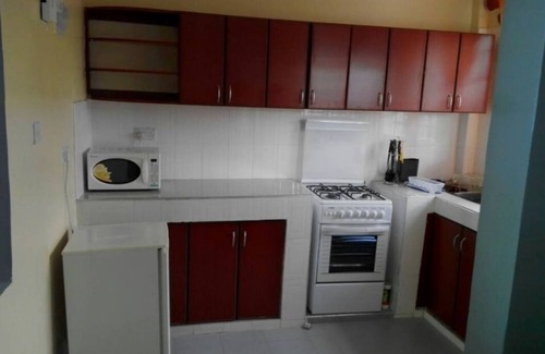 Hospital House | 2Bedroom PottersVila Fully Furnished Apartment