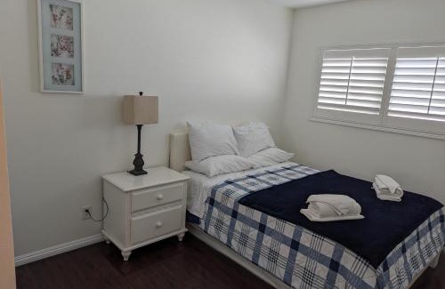 Ocean Park Apartment | 2Bedroom with Den and 2BA 4 Blocks to Santa Monica Beach