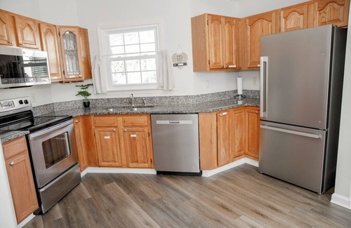 Cary House | 2Bedrooms, Jacuzzi, Crib, Grill ,kids essetials, walk to stores