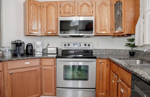 Cary House | 2Bedrooms, Jacuzzi, Crib, Grill ,kids essetials, walk to stores