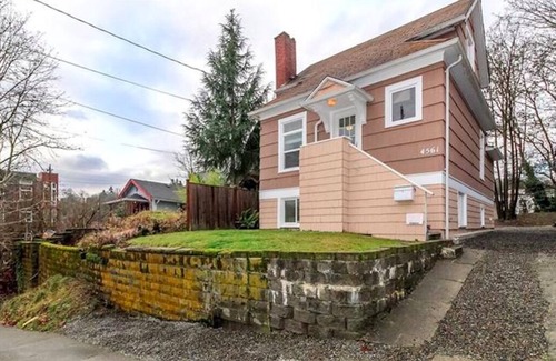 Mid-Beacon Hill House | 2BR/1.5BA - AC- Private upper unit of a duplex house. Few steps to Light Rail
