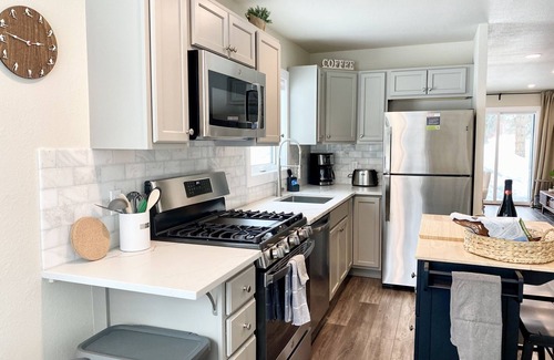 Old Town Apartment | 2BR/1.5BA Brand New Remodel,Old Town,free bus
