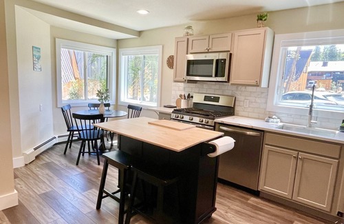 Old Town Apartment | 2BR/1.5BA Brand New Remodel,Old Town,free bus