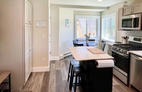 Old Town Apartment | 2BR/1.5BA Brand New Remodel,Old Town,free bus