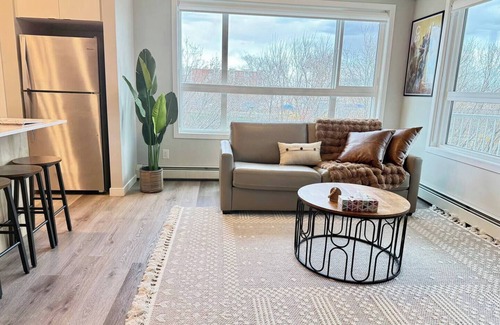 Inglewood Condo | 2BR-1 King Near Parks&Paths 10-min DT/Stampede/Zoo