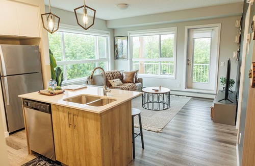 Inglewood Condo | 2BR-1 King Near Parks&Paths 10-min DT/Stampede/Zoo