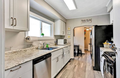 Garden District Cottage | 2BR/1BA Cute 1910 Cottage - Walk Downtown!
