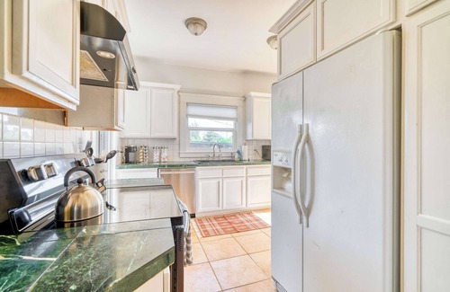 King House | 2BR/1BA Hot Tub Big Yard Near Moda Center