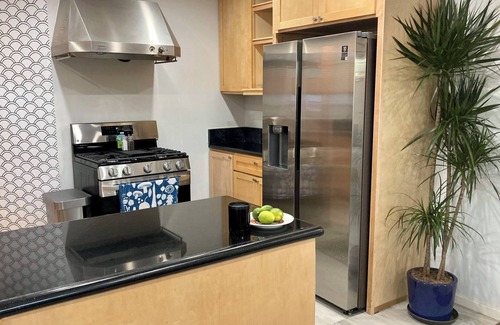 Mid-Wilshire House | 2br/1ba Mid-Wilshire Hideaway— Where LA Comes Together. Quiet, central retreat.