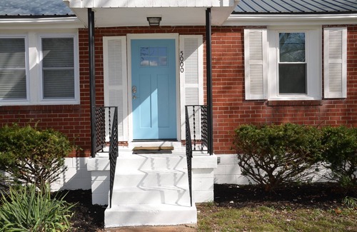 Nashville House | 2BR 1BATH Cozy Cottage Quiet Area! 12mins-Downtown Nashville 10mins-Brentwood!