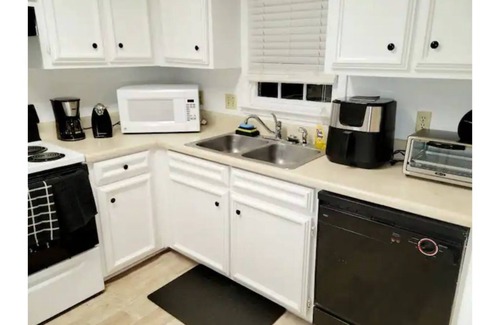 Columbus House | 2Br, 2.5 Bath, Townhouse with 3 beds.