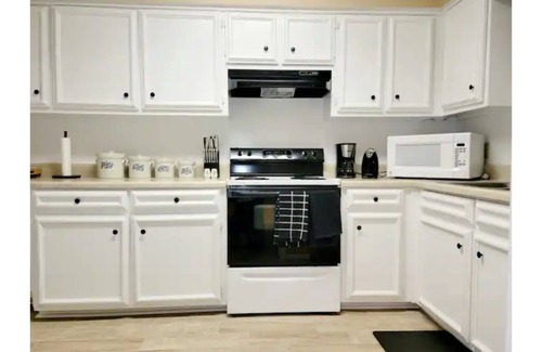 Columbus House | 2Br, 2.5 Bath, Townhouse with 3 beds.