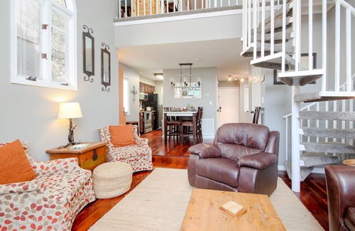 Pigeon Forge Ski Chalet | 2BR/2.5BA, clean hot tub, spa tub, 1 mi to Pkway,10min to GSMNP, arcade,fire pit